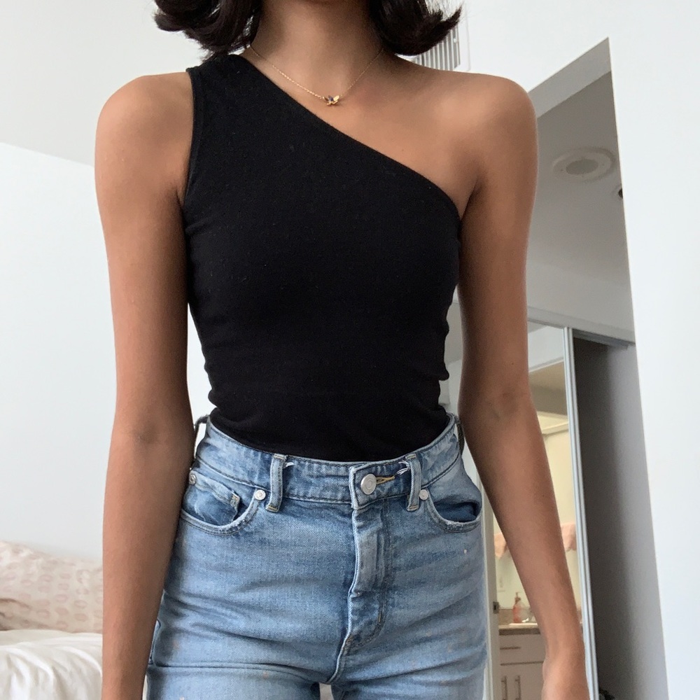 BRANDY MELVILLE ONE SHOULDER CROP TOP
